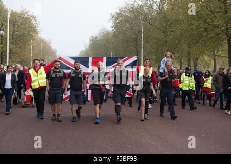 London, UK. 1. November 2015. Walk of Britain Team, ein Team von Verwundeten Veteranen entlanggehen der Mall in London, Buckingham Palace, gefolgt von einer großen Schar von Anhängern und Gönnern am Finaltag ihre 1000 Mile Spaziergang durch Großbritannien Credit: Alan West/Alamy Live News Stockfoto