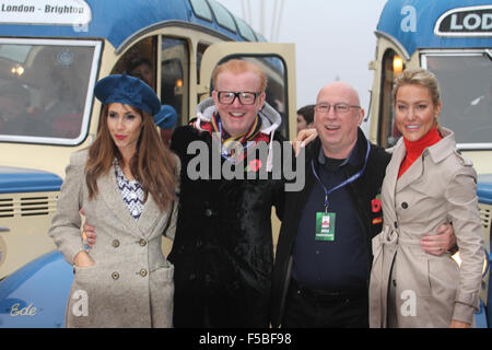 London, UK. 1. November 2015. Alex Jones, Chris Evans, Ken Bruce und Natalie Lowe posieren für Fotos von drei klassischen Bedford-Bus auf der Mall, wie sie ihren Weg nach Brighton.  posieren Sie für Fotos von drei klassischen Bedford-Bus auf der Mall, wie sie ihren Weg nach Brighton. Die weltweit längste läuft Motoring Veranstaltung lockte über 100 Oldtimer auf die 60 Meilen langen Reise nach Brighton. Bildnachweis: David Mbiyu Credit: David Mbiyu/Alamy Live-Nachrichten Stockfoto