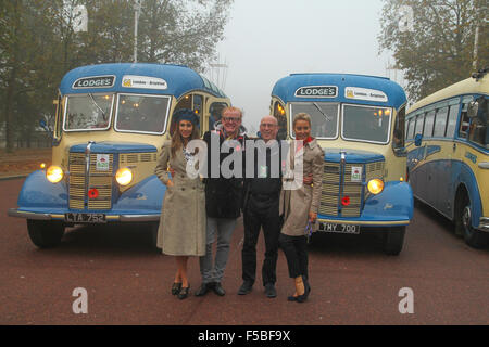 London, UK. 1. November 2015. Alex Jones, Chris Evans, Ken Bruce und Natalie Lowe posieren für Fotos von drei klassischen Bedford-Bus auf der Mall, wie sie ihren Weg nach Brighton.  posieren Sie für Fotos von drei klassischen Bedford-Bus auf der Mall, wie sie ihren Weg nach Brighton. Die Oldtimer Busse Teilnahme zur Unterstützung der BBC Kinder in Not. Bildnachweis: David Mbiyu Credit: David Mbiyu/Alamy Live-Nachrichten Stockfoto