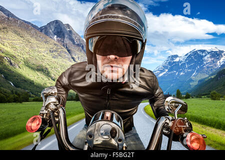 Biker Helm und Leder Jacke racing auf der Straße. Stockfoto