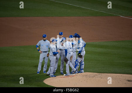 New York, NY, USA. 31. Oktober 2015. Kansas City fordert ein Theaterstück im 3. Inning von Spiel 4 der 2015 World Series, Citi Field, Samstag, 31. Oktober 2015. © Bryan Smith/ZUMA Draht/Alamy Live-Nachrichten Stockfoto