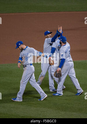 New York, NY, USA. 31. Oktober 2015. Kansas City Royals feiern den Sieg am Ende des 9. Inning von Spiel 4 der 2015 World Series, Citi Field, Samstag, 31. Oktober 2015. © Bryan Smith/ZUMA Draht/Alamy Live-Nachrichten Stockfoto