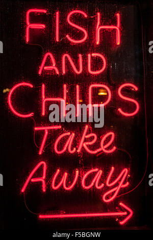 Fish and Chips nehmen Neon Schild am Brighton Pier weg Stockfoto