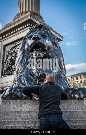 Klettern die Löwen auf dem Trafalgar Square Stockfoto