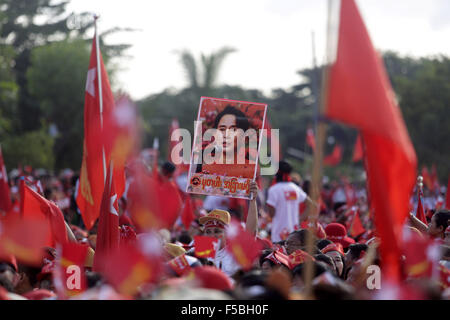 (151101)--YANGON, 1. November 2015 (Xinhua)--Menschen besuchen eine Rallye, wie Aung San Suu Kyi, Vorsitzende der Opposition Nationalliga für Demokratie (NLD), eine Kampagne Rede in Yangon, Myanmar, 1. November 2015 liefert. Campaignings der großen politischen Parteien in Myanmar verstärkt Sonntag, November 8 Parlamentswahlen sieben-Tage-Countdown eingegeben hat. (Xinhua/U Aung) Stockfoto