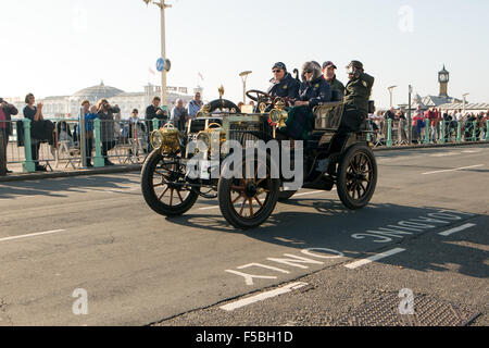 Madeira Drive, Brighton, East Sussex, Großbritannien. London nach Brighton Vintage Car Run 2015. Der Veteran Car Run von London nach Brighton ist die am längsten laufende Veranstaltung der Welt, die auf einer Strecke zwischen London und Brighton, England, mit Oldtimern und Fahrzeugen stattfindet. In diesem Bild ist von Brian Moore & Sarah Tunnicliffe fahren ein 1902 Panhard et Levassor. 1.. November 2015 Stockfoto