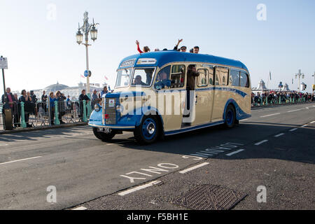 Madeira Drive, Brighton, East Sussex, Großbritannien. London nach Brighton Vintage Car Run 2015. Der Veteran Car Run von London nach Brighton ist die am längsten laufende Veranstaltung der Welt, die auf einer Strecke zwischen London und Brighton, England, mit Oldtimern und Fahrzeugen stattfindet. Auf diesem Bild ist ein Lodges Omnibus zu sehen. 1.. November 2015 Stockfoto