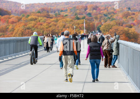 Menschen Fuß auf dem Gehweg über den Hudson im Herbst mit Highland, New York im Hintergrund. Stockfoto