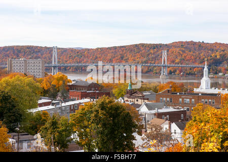 Luftbild von der Promenade über den Hudson Poughkeepsie und der Mid-Hudson Bridge im Herbst in Poughkeepsie, New York Stockfoto