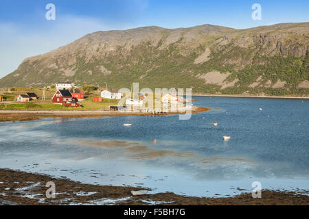 Typische norwegische Fischerdorf mit traditionellen roten Rorbu-Hütten, Honningsvåg Stockfoto