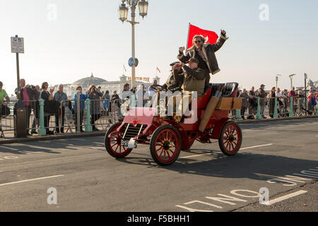 Madeira Drive, Brighton, East Sussex, Großbritannien. London nach Brighton Vintage Car Run 2015. Der Veteran Car Run von London nach Brighton ist die am längsten laufende Veranstaltung der Welt, die auf einer Strecke zwischen London und Brighton, England, mit Oldtimern und Fahrzeugen stattfindet. In diesem Bild ist von Michael Kadoorie & Philip Kadoorie fahren 1903 Cadillac. 1.. November 2015 Stockfoto