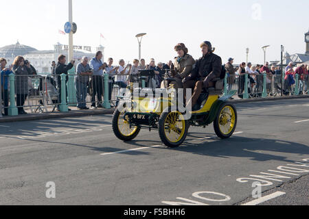 Madeira Drive, Brighton, East Sussex, Großbritannien. London nach Brighton Vintage Car Run 2015. Der Veteran Car Run von London nach Brighton ist die am längsten laufende Veranstaltung der Welt, die auf einer Strecke zwischen London und Brighton, England, mit Oldtimern und Fahrzeugen stattfindet. In diesem Bild ist von Clive & Sophie Pettit fahren einen 1900 De Dion Bouton. 1.. November 2015 Stockfoto