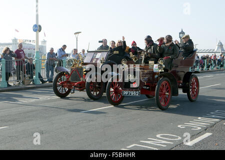 Madeira Drive, Brighton, East Sussex, Großbritannien. London nach Brighton Vintage Car Run 2015. Der Veteran Car Run von London nach Brighton ist die am längsten laufende Veranstaltung der Welt, die auf einer Strecke zwischen London und Brighton, England, mit Oldtimern und Fahrzeugen stattfindet. In diesem Bild ist Graham Gregory mit einem Darracq von 1904 (387) und Robin Morrison mit einem Cadillac von 1904 (364) zu sehen. 1.. November 2015 Stockfoto