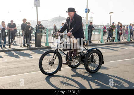 Madeira Drive, Brighton, East Sussex, Großbritannien. London nach Brighton Vintage Car Run 2015. Der Veteran Car Run von London nach Brighton ist die am längsten laufende Veranstaltung der Welt, die auf einer Strecke zwischen London und Brighton, England, mit Oldtimern und Fahrzeugen stattfindet. Auf diesem Bild ist Stephen Dickson beim Fahren eines De Dion Bouton Dreirads aus dem Jahr 1898 zu sehen. 1.. November 2015 Stockfoto