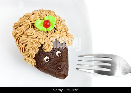 Schokoladen-Kuchen verziert als Igel auf weiße Schale isoliert Stockfoto