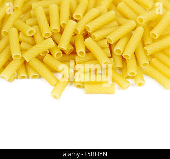 Pasta Penne Makkaroni isoliert auf weiss Stockfoto