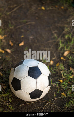 Alte Fußball oder Fußball-Ball am Boden. Stockfoto