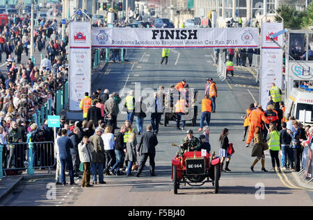 Brighton, Sussex, UK. 1. November 2015. Autos kommen an der Ziellinie in Madeira Drive auf Brighton Seafront, sobald sie die Bonhams von London nach Brighton Veteran Car Run Kredit abgeschlossen: Simon Dack/Alamy Live News Stockfoto