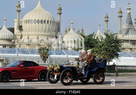 Brighton, Sussex, UK. 1. November 2015. Frans van Haren fahren ein 1902 De Dietrich vergeht der Royal Pavilion in Brighton als sie in der Nähe der Oberfläche der Bonhams London, Brighton Veteran Car Run Credit: Simon Dack/Alamy Live News Stockfoto