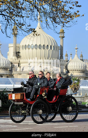 Brighton, Sussex, UK. 1. November 2015. Eine 1898 Peugeot vergeht der Royal Pavilion in Brighton, as it nähert sich die Oberfläche der Bonhams London nach Brighton Veteran Car Run Credit: Simon Dack/Alamy Live News Stockfoto