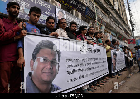 Dhaka, Bangladesch. 1. November 2015. Aziz Supermarkt Ladenbesitzer sind Protestdemonstration gegen Angriffe auf Autoren und Verlage bei Shahbagh in Dhaka, Bangladesch. Am 1. November 2015. Verlag Faisal Arefin Dipan getötet 31 Oktober in seinem Büro bei Aziz Supermarkt in Dhaka. Anderen Organisation Aktivisten protestieren Demonstration gegen Angriffe auf weltliche Schriftsteller und Verleger in Dhaka, Bangladesch. Am 1. November 2015-Credit: Mamunur Rashid/Alamy Live-Nachrichten Stockfoto