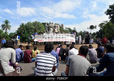 Dhaka, Bangladesch. 1. November 2015. Schüler, Lehrer, Schriftsteller und Aktivisten der Zivilgesellschaft versammeln, um gegen Angriffe auf Autoren und Verlage an der Universität von Dhaka TSC Kreuzung in Dhaka, Bangladesch zu protestieren. Anderen Organisation Aktivisten protestieren am 1. November 2015 Demonstration gegen Angriffe auf weltliche Schriftsteller und Verleger in Dhaka, Bangladesch. Am 1. November 2015-Credit: Mamunur Rashid/Alamy Live-Nachrichten Stockfoto