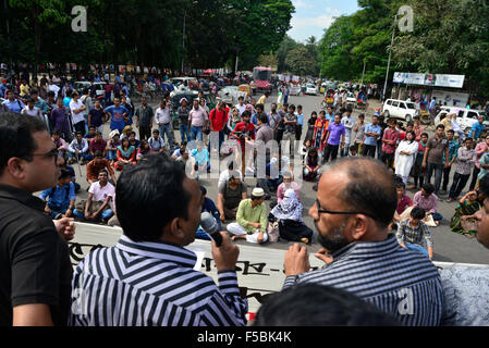 Dhaka, Bangladesch. 1. November 2015. Schüler, Lehrer, Schriftsteller und Aktivisten der Zivilgesellschaft versammeln, um gegen Angriffe auf Autoren und Verlage an der Universität von Dhaka TSC Kreuzung in Dhaka, Bangladesch zu protestieren. Anderen Organisation Aktivisten protestieren am 1. November 2015 Demonstration gegen Angriffe auf weltliche Schriftsteller und Verleger in Dhaka, Bangladesch. Am 1. November 2015-Credit: Mamunur Rashid/Alamy Live-Nachrichten Stockfoto