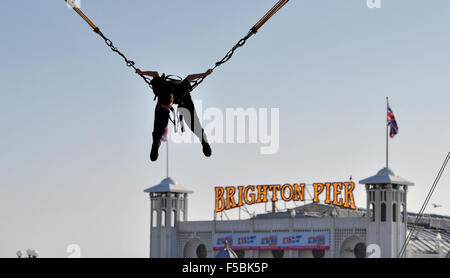 Brighton, Sussex UK 1. November 2015 - Menschen machen das Beste aus dem ungewöhnlich warmen sonnigen Wetter auf Brighton Beach und Meer heute Credit: Simon Dack/Alamy Live News Stockfoto