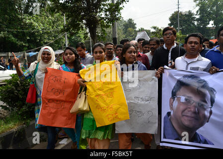 Dhaka, Bangladesch. 1. November 2015. Aziz Supermarkt Ladenbesitzer sind Protestdemonstration gegen Angriffe auf Autoren und Verlage bei Shahbagh in Dhaka, Bangladesch. Am 1. November 2015. Verlag Faisal Arefin Dipan getötet 31 Oktober in seinem Büro bei Aziz Supermarkt in Dhaka. Anderen Organisation Aktivisten protestieren Demonstration gegen Angriffe auf weltliche Schriftsteller und Verleger in Dhaka, Bangladesch. Am 1. November 2015-Credit: Mamunur Rashid/Alamy Live-Nachrichten Stockfoto