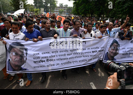 Dhaka, Bangladesch. 1. November 2015. Aziz Supermarkt Ladenbesitzer sind Protestdemonstration gegen Angriffe auf Autoren und Verlage bei Shahbagh in Dhaka, Bangladesch. Am 1. November 2015. Verlag Faisal Arefin Dipan getötet 31 Oktober in seinem Büro bei Aziz Supermarkt in Dhaka. Anderen Organisation Aktivisten protestieren Demonstration gegen Angriffe auf weltliche Schriftsteller und Verleger in Dhaka, Bangladesch. Am 1. November 2015-Credit: Mamunur Rashid/Alamy Live-Nachrichten Stockfoto