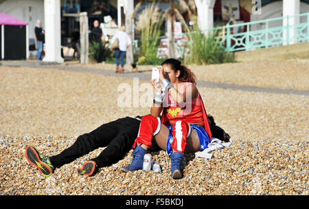 Brighton, Sussex UK 1. November 2015 - Menschen machen das Beste aus dem ungewöhnlich warmen sonnigen Wetter auf Brighton Beach und Meer heute Credit: Simon Dack/Alamy Live News Stockfoto