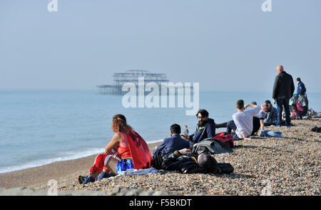 Brighton, Sussex UK 1. November 2015 - Menschen machen das Beste aus dem ungewöhnlich warmen sonnigen Wetter auf Brighton Beach und Meer heute Credit: Simon Dack/Alamy Live News Stockfoto