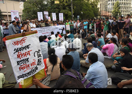 Dhaka, Bangladesch. 1. November 2015. Ganajagaran Manchas Proteste Demonstration gegen Angriffe auf Schriftsteller und Verleger bei Shahbagh in Dhaka, Bangladesch. Anderen Organisation Aktivisten protestieren am 1. November 2015 Demonstration gegen Angriffe auf weltliche Schriftsteller und Verleger in Dhaka, Bangladesch. Am 1. November 2015-Credit: Mamunur Rashid/Alamy Live-Nachrichten Stockfoto