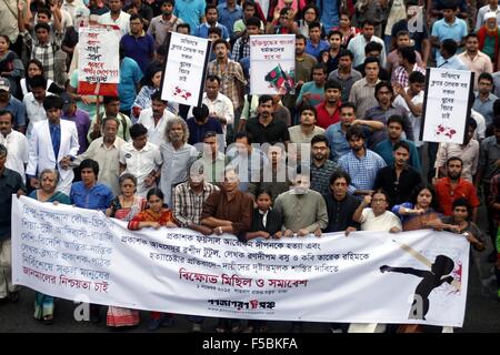 Dhaka, Bangladesch. 1. November 2015. DHAKA, Bangladesch 01. November: Bangladeshi Demonstranten rufen Parolen gegen die Ermordung von Faisal Arefin Deepan ein Verlag für weltliche in Dhaka am 01. November Bücher, 2015.Deepan wurde gehackt, Tod und drei weitere Personen, die in frischen Angriffe in Bangladeschs Hauptstadt, die durch muslimische radikale behauptet wurden verwundet und einer Menschenrechtsgruppe fordert die Regierung auf, dringend Schutz der Meinungsfreiheit. © Zakir Hossain Chowdhury/ZUMA Draht/Alamy Live-Nachrichten Stockfoto