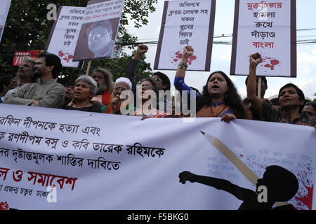 Dhaka, Bangladesch. 1. November 2015. DHAKA, Bangladesch 01. November: Bangladeshi Demonstranten rufen Parolen gegen die Ermordung von Faisal Arefin Deepan ein Verlag für weltliche in Dhaka am 01. November Bücher, 2015.Deepan wurde gehackt, Tod und drei weitere Personen, die in frischen Angriffe in Bangladeschs Hauptstadt, die durch muslimische radikale behauptet wurden verwundet und einer Menschenrechtsgruppe fordert die Regierung auf, dringend Schutz der Meinungsfreiheit. © Zakir Hossain Chowdhury/ZUMA Draht/Alamy Live-Nachrichten Stockfoto