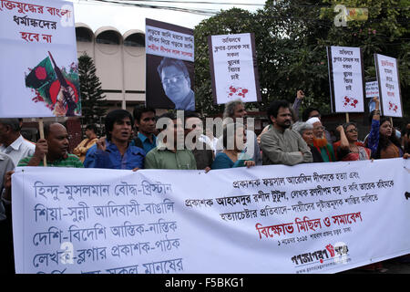 Dhaka, Bangladesch. 1. November 2015. DHAKA, Bangladesch 01. November: Bangladeshi Demonstranten rufen Parolen gegen die Ermordung von Faisal Arefin Deepan ein Verlag für weltliche in Dhaka am 01. November Bücher, 2015.Deepan wurde gehackt, Tod und drei weitere Personen, die in frischen Angriffe in Bangladeschs Hauptstadt, die durch muslimische radikale behauptet wurden verwundet und einer Menschenrechtsgruppe fordert die Regierung auf, dringend Schutz der Meinungsfreiheit. © Zakir Hossain Chowdhury/ZUMA Draht/Alamy Live-Nachrichten Stockfoto