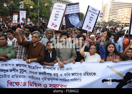 Dhaka, Bangladesch. 1. November 2015. Ganajagaran Manchas Proteste Demonstration gegen Angriffe auf Schriftsteller und Verleger bei Shahbagh in Dhaka, Bangladesch. Anderen Organisation Aktivisten protestieren am 1. November 2015 Demonstration gegen Angriffe auf weltliche Schriftsteller und Verleger in Dhaka, Bangladesch. Am 1. November 2015-Credit: Mamunur Rashid/Alamy Live-Nachrichten Stockfoto