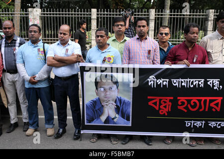 Dhaka, Bangladesch. 1. November 2015. DHAKA, Bangladesch 01. November: Bangladeshi Demonstranten rufen Parolen gegen die Ermordung von Faisal Arefin Deepan ein Verlag für weltliche in Dhaka am 01. November Bücher, 2015.Deepan wurde gehackt, Tod und drei weitere Personen, die in frischen Angriffe in Bangladeschs Hauptstadt, die durch muslimische radikale behauptet wurden verwundet und einer Menschenrechtsgruppe fordert die Regierung auf, dringend Schutz der Meinungsfreiheit. © Zakir Hossain Chowdhury/ZUMA Draht/Alamy Live-Nachrichten Stockfoto