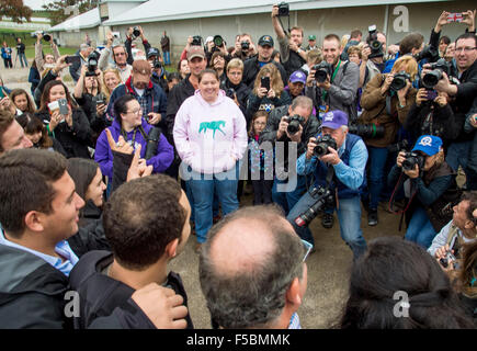 Lexington, Kentucky, USA. 1. November 2015. 1. November 2015: Medien und Fans fotografieren der Familie Zayat bei Keeneland Race Course in Lexington, Kentucky am Morgen nach amerikanischen Pharoah am 1. November 2015 der Breeders' Cup Classic gewann. Scott Serio/ESW/CSM/Alamy Live-Nachrichten Stockfoto