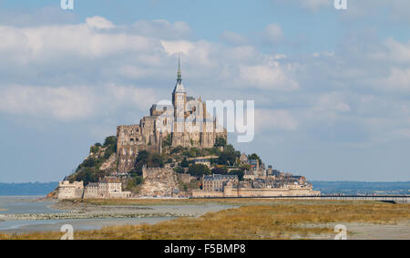 Die Insel von Mont Saint-Michel in Frankreich mit Touristen zu Fuß über die neue Brücke zur Abtei Stockfoto