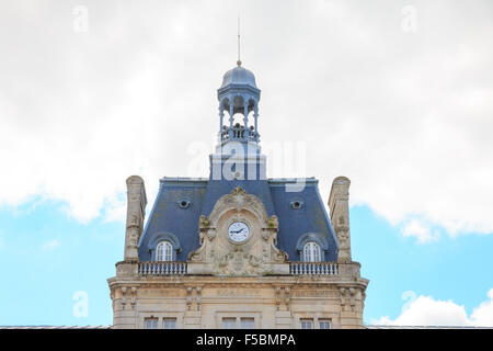 Rathaus von Coutances mit drauf das Motto von Frankreich: Freiheit, Gleichheit und Brüderlichkeit Stockfoto