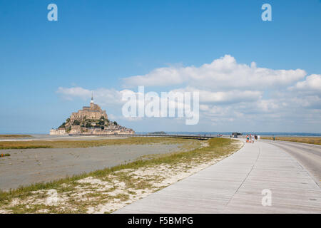 [Nur zur redaktionellen Verwendung] LE MONT ST. MICHEL, Frankreich - SEPTEMBER 2015: Der neu gestaltete Gehweg und Bus Eingang Stockfoto