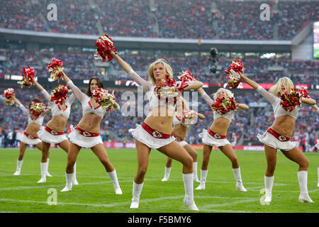 London, UK. 1. November 2015. NFL International Series. Kansas City Chiefs vs. Detroit Lions. Kansas City Chiefs Cheerleader Credit: Action Plus Sport/Alamy Live News Stockfoto