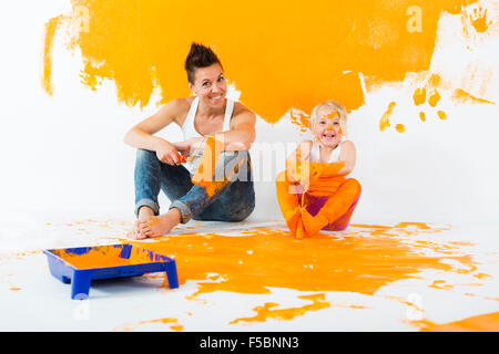 Mutter und Tochter gemeinsam eine Wand Malerei Stockfoto