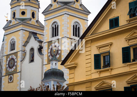 Die Kathedrale oder Dom, links, und eine bunt bemalte Gebäude in Brixen oder Brixen in Südtirol, Italien Stockfoto