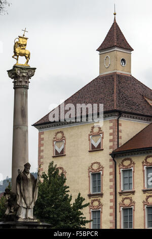 Die Hofburg und die Statue des Bischofs Zacharias errichtet 1909 Brixner Millennium Gedenken Stockfoto