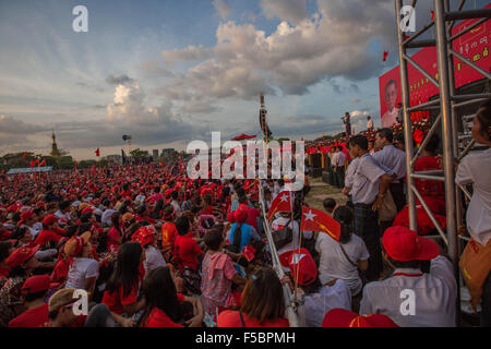 Yangon, Thuwanna, Myanmar. 1. November 2015. Myanmar Oppositionsführerin Aung San Suu Kyi Adressen eine Kampagne-Rallye für die NLD (Nationalliga für Demokratie) als Unterstützer auf sie, eine Woche vor der freieste Wahl in Jahrzehnten in Thuwanna, Yangon, Myanmar am 1. November 2015 hören. © Guillaume Payen/ZUMA Draht/Alamy Live-Nachrichten Stockfoto