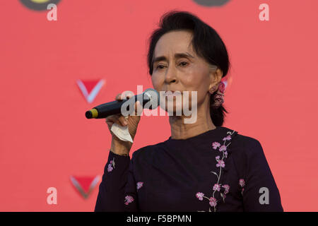 Yangon, Thuwanna, Myanmar. 1. November 2015. Myanmar Oppositionsführerin Aung San Suu Kyi befasst sich mit eine Kundgebung der Kampagne für die NLD (Nationalliga für Demokratie), eine Woche vor der freieste Wahl in Jahrzehnten in Thuwanna, Yangon, Myanmar am 1. November 2015. © Guillaume Payen/ZUMA Draht/Alamy Live-Nachrichten Stockfoto