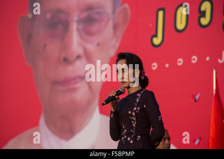 Yangon, Thuwanna, Myanmar. 1. November 2015. Myanmar Oppositionsführerin Aung San Suu Kyi befasst sich mit eine Kundgebung der Kampagne für die NLD (Nationalliga für Demokratie), eine Woche vor der freieste Wahl in Jahrzehnten in Thuwanna, Yangon, Myanmar am 1. November 2015. © Guillaume Payen/ZUMA Draht/Alamy Live-Nachrichten Stockfoto