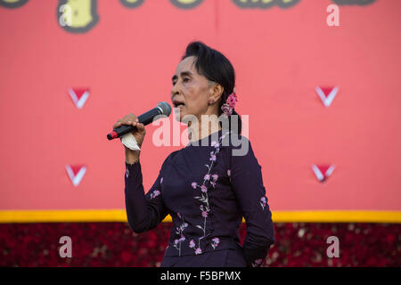 Yangon, Thuwanna, Myanmar. 1. November 2015. Myanmar Oppositionsführerin Aung San Suu Kyi befasst sich mit eine Kundgebung der Kampagne für die NLD (Nationalliga für Demokratie), eine Woche vor der freieste Wahl in Jahrzehnten in Thuwanna, Yangon, Myanmar am 1. November 2015. © Guillaume Payen/ZUMA Draht/Alamy Live-Nachrichten Stockfoto